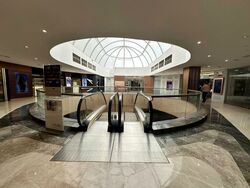 Palais Renaissance (D9), Retail #478842361